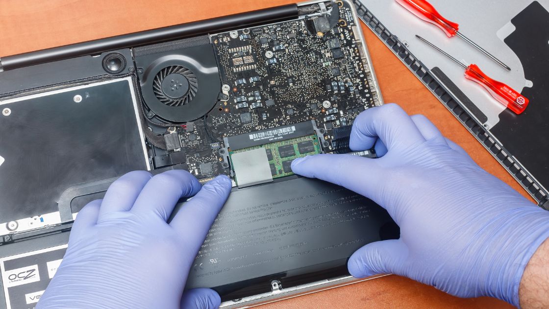 Macbookを修理する人