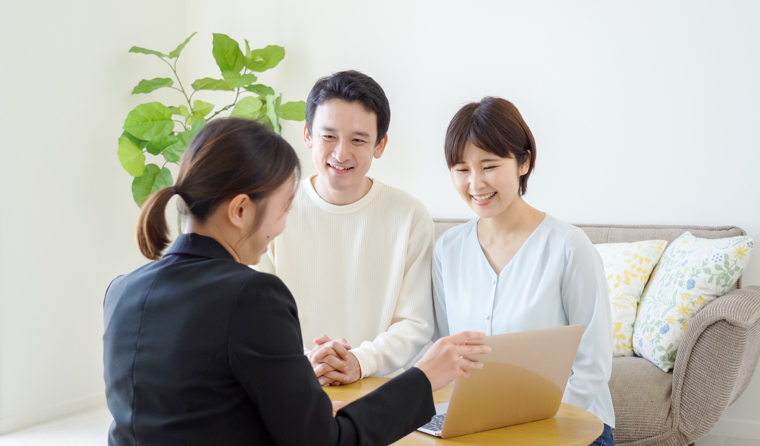 業者に相談する男女