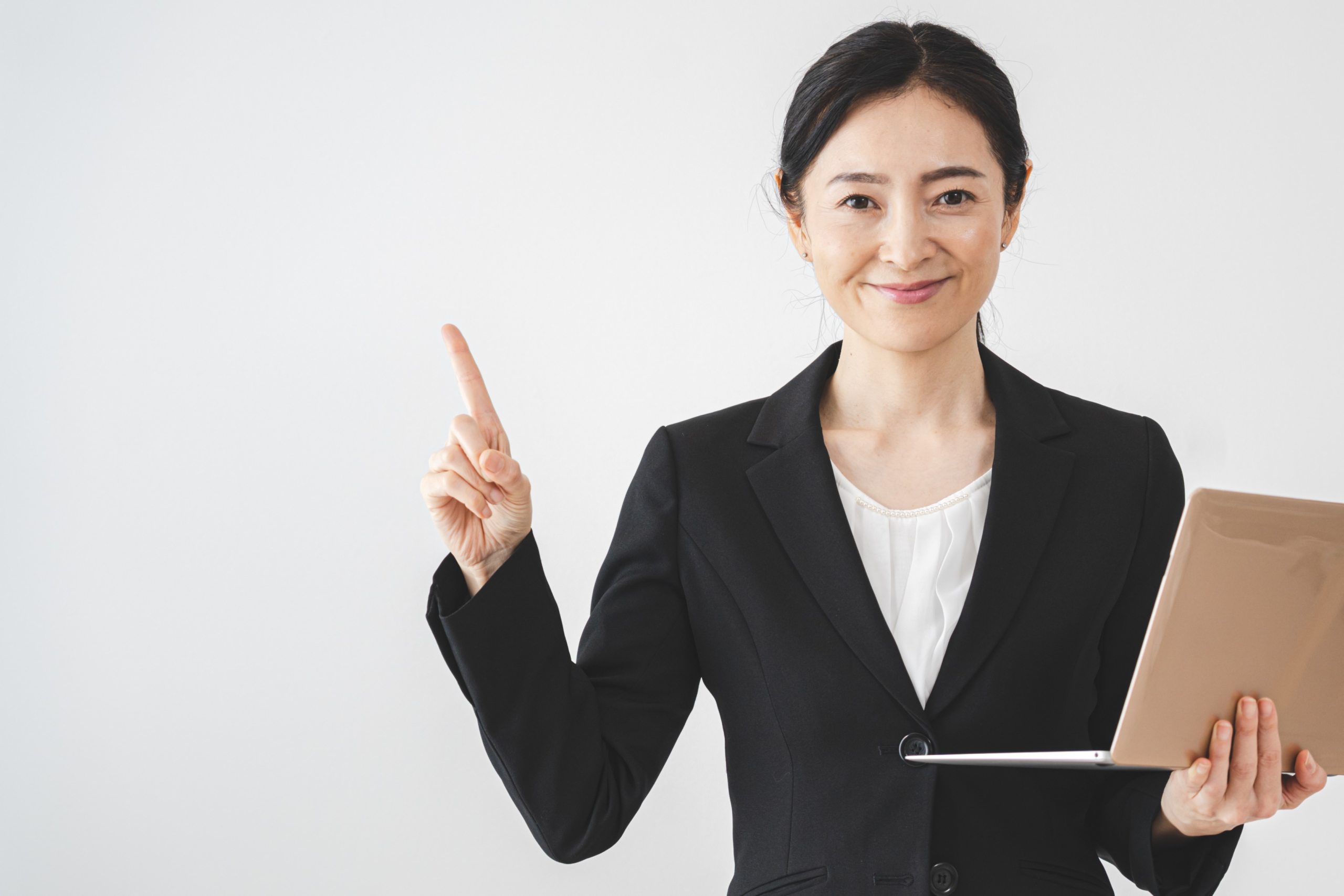 人差し指を立てている女性