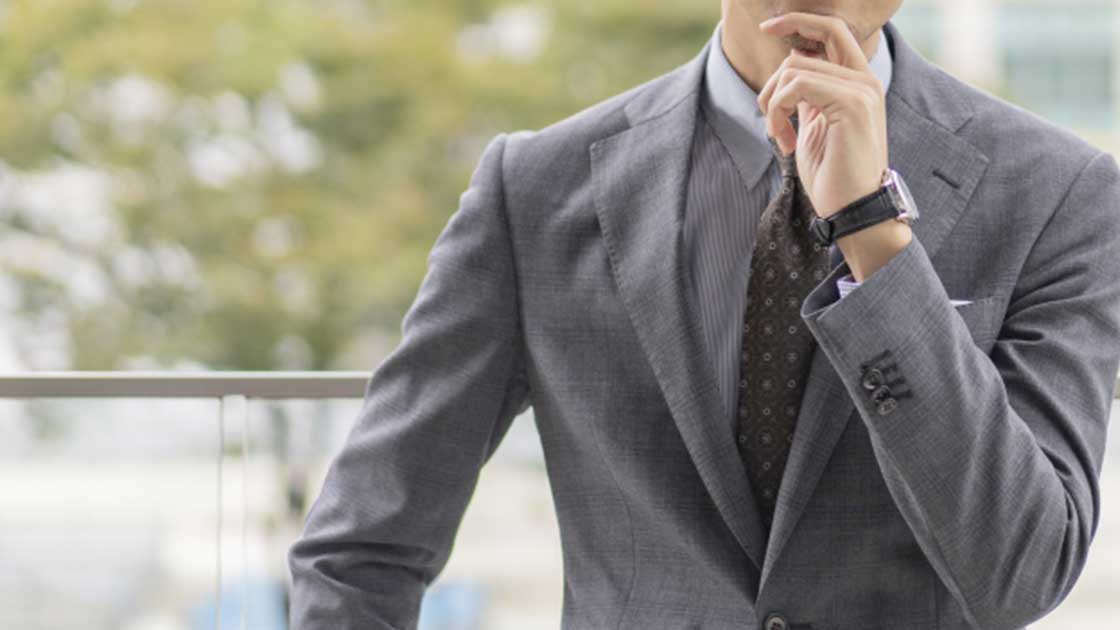 比較検討するスーツ姿の男性