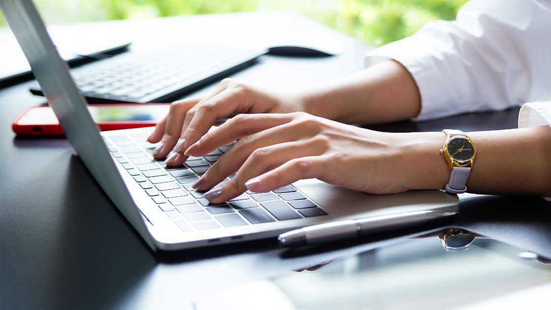 PCで仕事をする女性