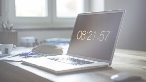 時計が表示されたMacBook