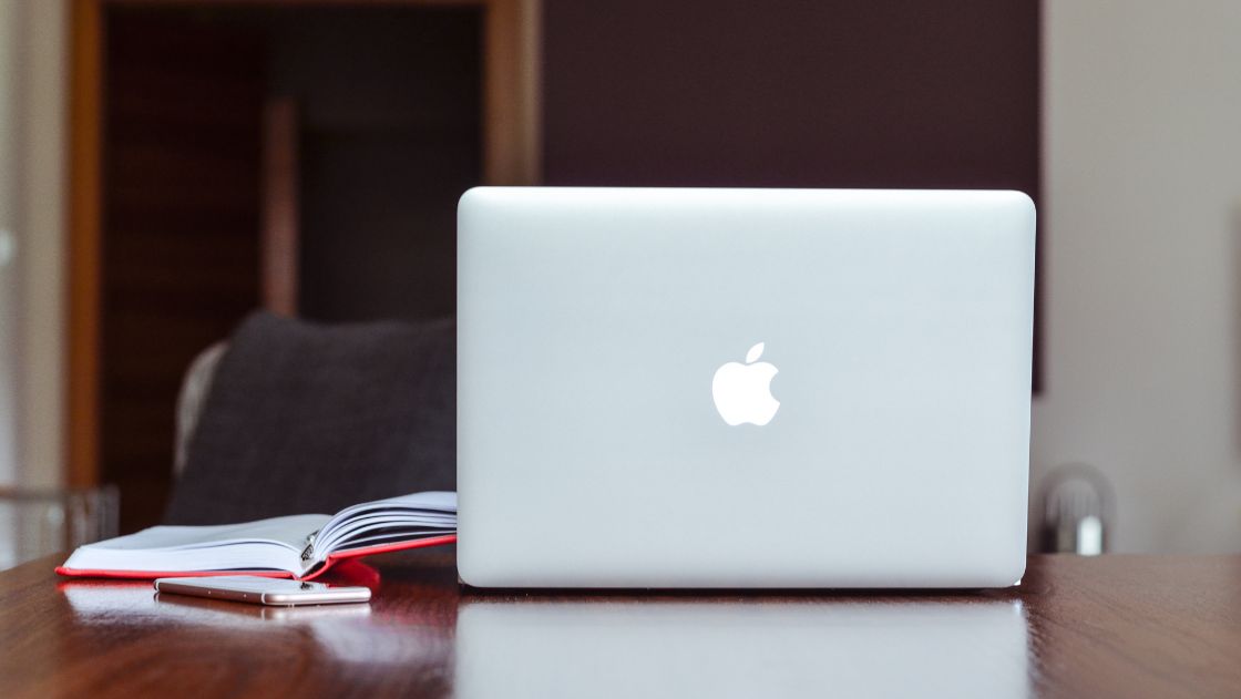 Macbookとデスク