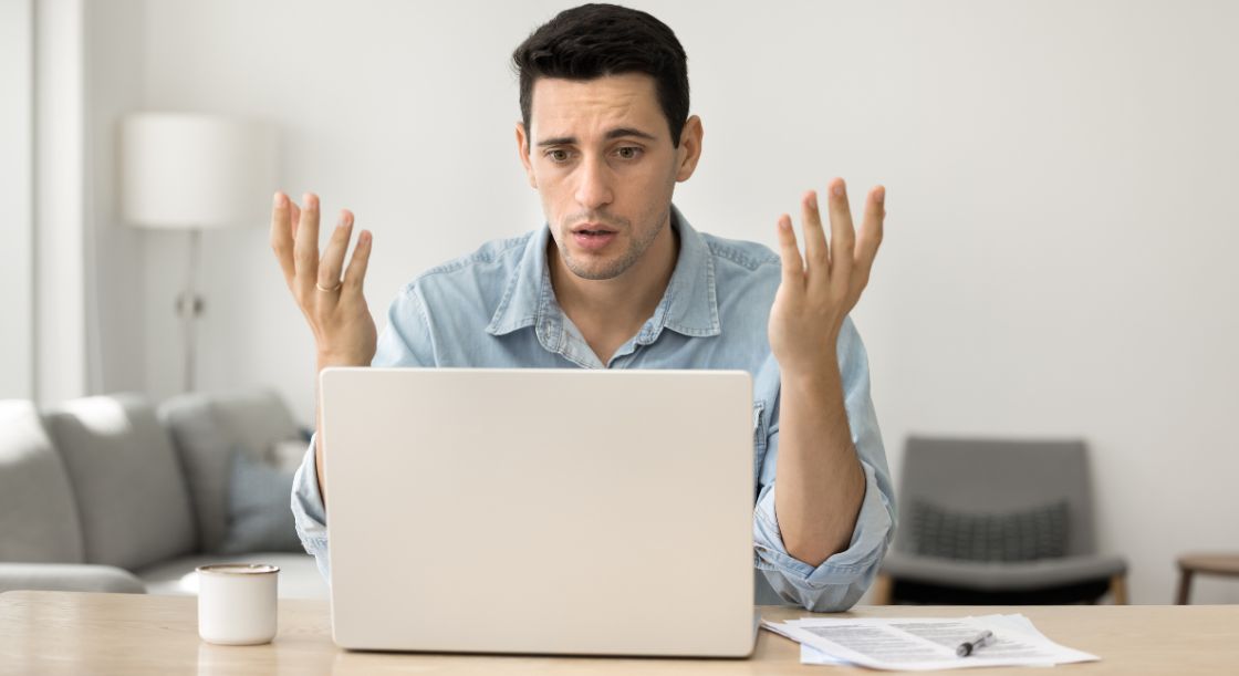 パソコンを見て困っている人